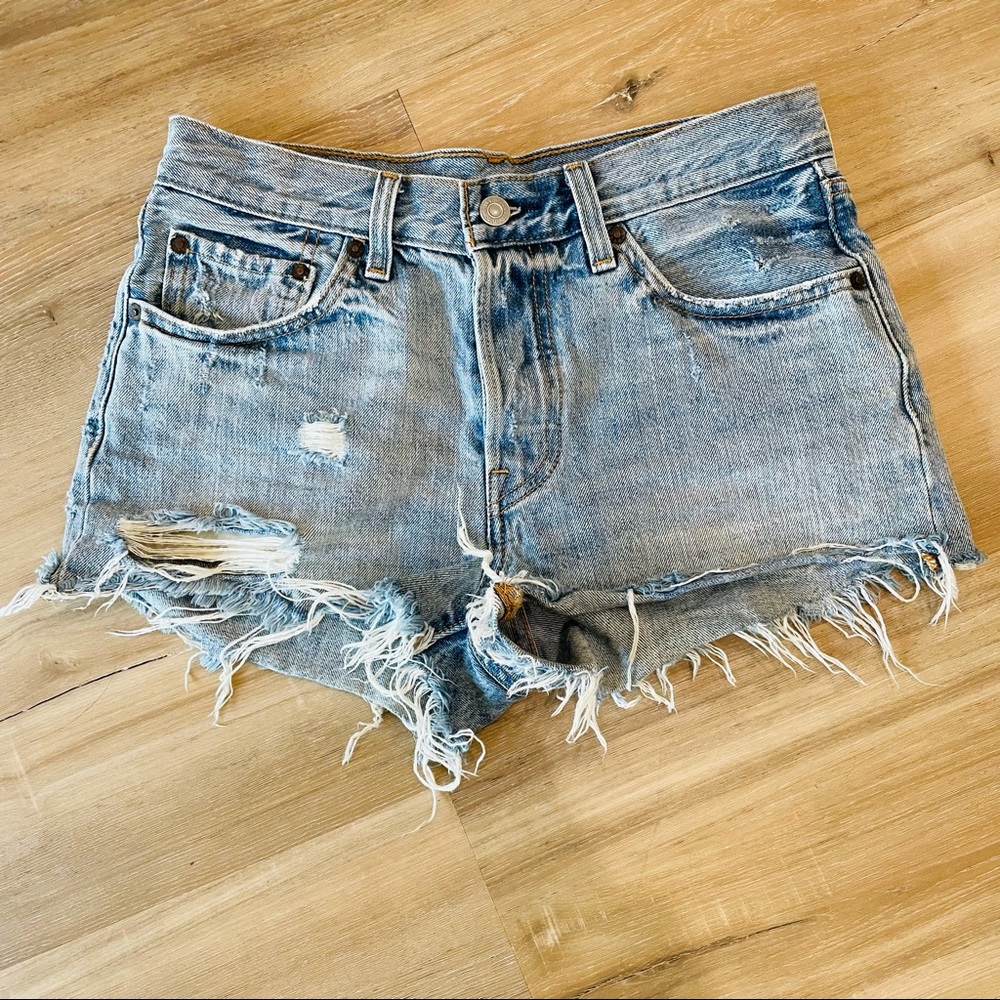 LEVI’S 501 denim shorts button fly frayed